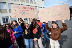 Attaque d&#039;Arras : un recueillement solennel dans les collèges et les lycées de Haute-Loire