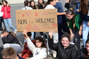 Attaque d&#039;Arras : un recueillement solennel dans les collèges et les lycées de Haute-Loire