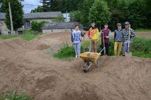 Aurélien Bonnet, Baptiste Bouilhol, Maxime Montmeas, Camille de Ruffray et Florian Maron ont travaillé le terrain dimanche.||