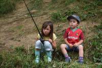 Une truite sauvage de 40 cm pêchée dans l&#039;Auze par un enfant