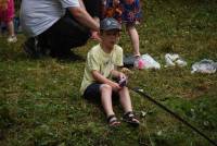 Une truite sauvage de 40 cm pêchée dans l&#039;Auze par un enfant