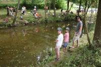 Une truite sauvage de 40 cm pêchée dans l&#039;Auze par un enfant