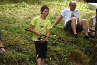 Une truite sauvage de 40 cm pêchée dans l&#039;Auze par un enfant