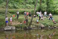 Une truite sauvage de 40 cm pêchée dans l&#039;Auze par un enfant