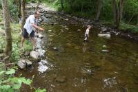 Une truite sauvage de 40 cm pêchée dans l&#039;Auze par un enfant