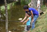 Une truite sauvage de 40 cm pêchée dans l&#039;Auze par un enfant