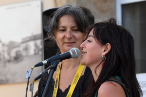 Rachel et Marine, deux bénévoles de l&#039;Agora, présentent la soirée. Crédit Lucien Soyère