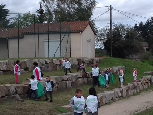 Monistrol-sur-Loire : les écoliers de Notre-Dame-du-Château ramassent les déchets