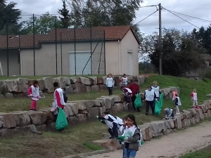 Monistrol-sur-Loire : les écoliers de Notre-Dame-du-Château ramassent les déchets