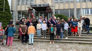 Sainte-Sigolène : un rassemblement devant la mairie en soutien aux élus agressés