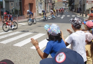 Retournac : les vivats des écoliers de Théodore-Monod au passage du Critérium du Dauphiné