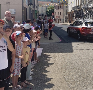 Retournac : les vivats des écoliers de Théodore-Monod au passage du Critérium du Dauphiné