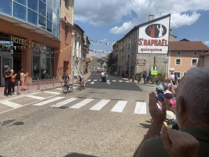 Retournac : les vivats des écoliers de Théodore-Monod au passage du Critérium du Dauphiné