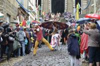 Défilé du Roi de l&#039;Oiseau au Puy-en-Velay : du panache sous les gouttes