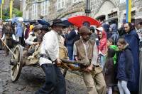 Défilé du Roi de l&#039;Oiseau au Puy-en-Velay : du panache sous les gouttes