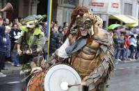 Défilé du Roi de l&#039;Oiseau au Puy-en-Velay : du panache sous les gouttes