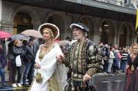 Défilé du Roi de l&#039;Oiseau au Puy-en-Velay : du panache sous les gouttes