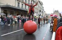 Défilé du Roi de l&#039;Oiseau au Puy-en-Velay : du panache sous les gouttes