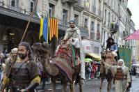 Défilé du Roi de l&#039;Oiseau au Puy-en-Velay : du panache sous les gouttes