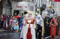 Défilé du Roi de l&#039;Oiseau au Puy-en-Velay : du panache sous les gouttes