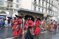 Défilé du Roi de l&#039;Oiseau au Puy-en-Velay : du panache sous les gouttes