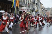 Défilé du Roi de l&#039;Oiseau au Puy-en-Velay : du panache sous les gouttes