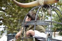 Défilé du Roi de l&#039;Oiseau au Puy-en-Velay : du panache sous les gouttes