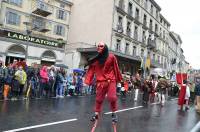 Défilé du Roi de l&#039;Oiseau au Puy-en-Velay : du panache sous les gouttes