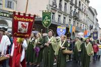 Défilé du Roi de l&#039;Oiseau au Puy-en-Velay : du panache sous les gouttes