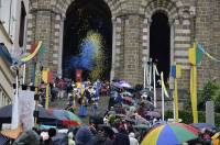 Défilé du Roi de l&#039;Oiseau au Puy-en-Velay : du panache sous les gouttes