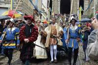 Défilé du Roi de l&#039;Oiseau au Puy-en-Velay : du panache sous les gouttes