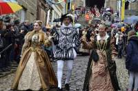 Défilé du Roi de l&#039;Oiseau au Puy-en-Velay : du panache sous les gouttes