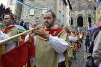 Défilé du Roi de l&#039;Oiseau au Puy-en-Velay : du panache sous les gouttes