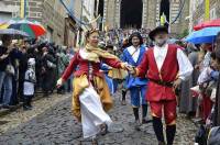 Défilé du Roi de l&#039;Oiseau au Puy-en-Velay : du panache sous les gouttes