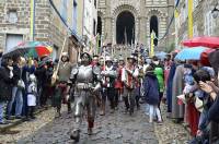 Défilé du Roi de l&#039;Oiseau au Puy-en-Velay : du panache sous les gouttes