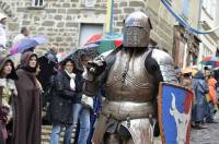 Défilé du Roi de l&#039;Oiseau au Puy-en-Velay : du panache sous les gouttes