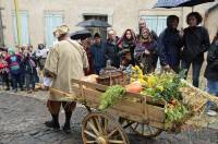 Défilé du Roi de l&#039;Oiseau au Puy-en-Velay : du panache sous les gouttes