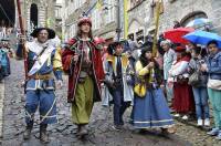 Défilé du Roi de l&#039;Oiseau au Puy-en-Velay : du panache sous les gouttes