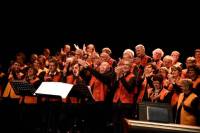 Après avoir remercié et applaudi Pierre Guillaumond leur chef de choeur, la chorale des Balladins a applaudi le public.