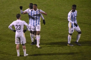 Les deux buteurs Hassimi Fadiagi et Lenny Joseph viennent féliciter Alexy Bosetti, passeur sur le second but