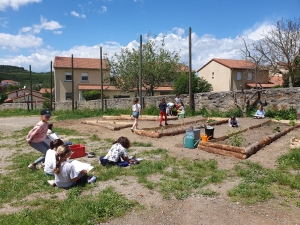 Lantriac : du jardinage à l’école Notre-Dame les Arcs-en-ciel