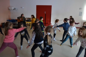 Saint-Maurice de Lignon : les CP de l’école publique dansent à l’école (vidéo)