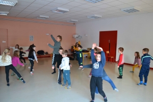 Saint-Maurice de Lignon : les CP de l’école publique dansent à l’école (vidéo)