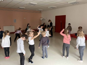 Saint-Maurice de Lignon : les CP de l’école publique dansent à l’école (vidéo)