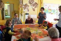 Avec l&#039;artiste du Mazet-Saint-Voy, Cathy Gagnaire, un atelier peinture à la maison de retraite de Bas.