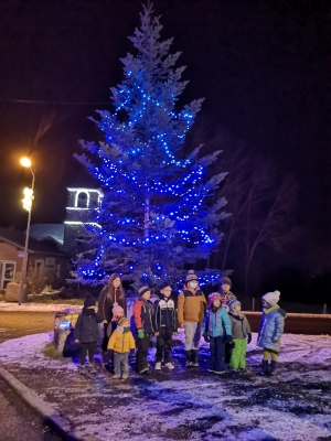 Saint-Julien-du-Pinet : les enfants décorent le sapin de Noël du village