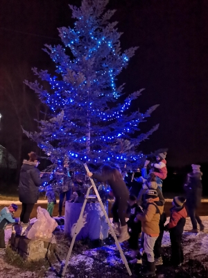 Saint-Julien-du-Pinet : les enfants décorent le sapin de Noël du village