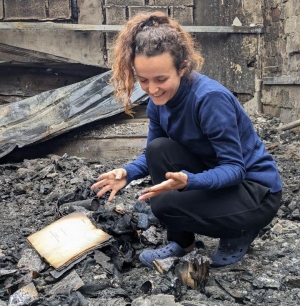 Elle a retrouvé un livre presqu&#039;intact. Crédit DR