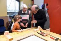 Monistrol-sur-Loire : des enfants apprennent les rudiments du travail du bois