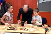 Monistrol-sur-Loire : des enfants apprennent les rudiments du travail du bois